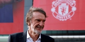 球迷吐槽曼联招高层：别人买球员我们买董事！7月了才想起这事？